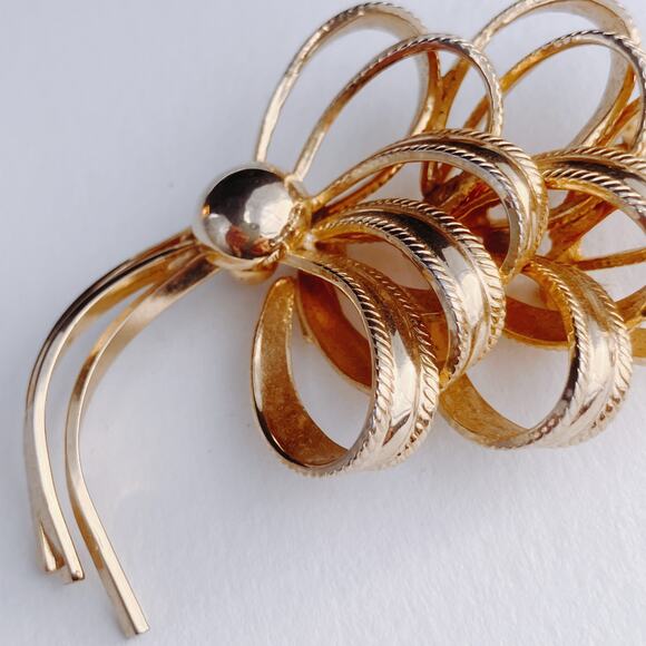 VTG Signed Kramer Mid Century Gold Tone Dimensional Ribbon Bow Brooch - Picture 12 of 12